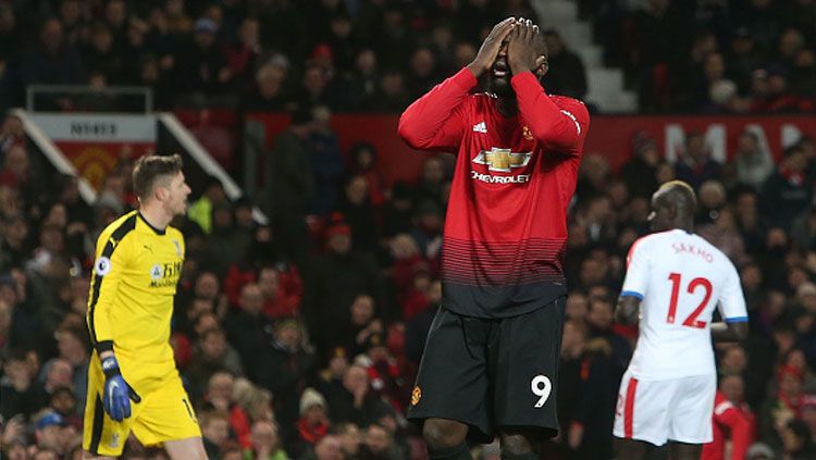 Striker Manchester United, Romelu Lukaku, mengekspresikan kekecewaan karena gagal mencetak gol. Copyright: © Getty Images