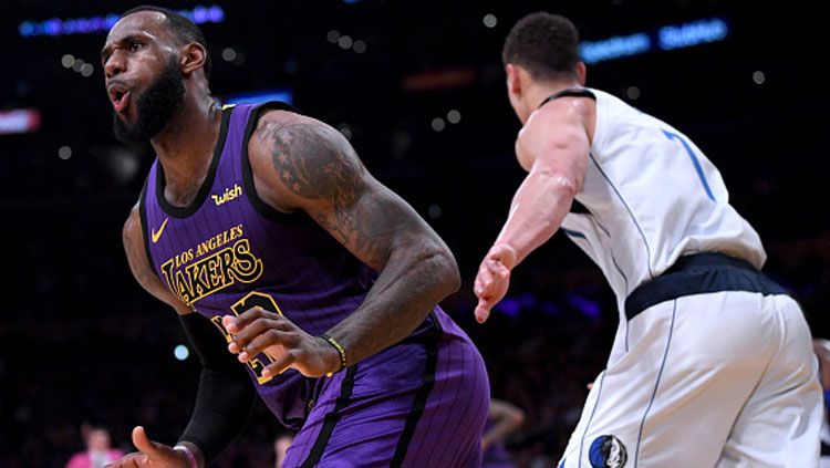 LeBron James, pemain megabintang LA Lakers meluapkan emosinya saat berhasil mencetak angka. Copyright: © Getty Images