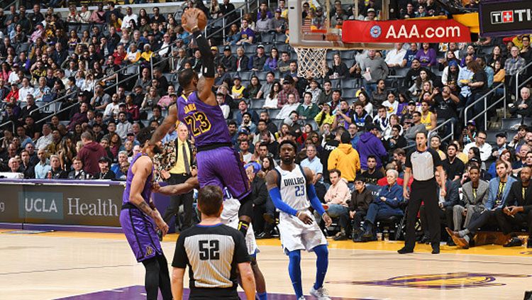 Duel pemain LA Lakers vs Dallas Mavericks. Copyright: © Getty Images