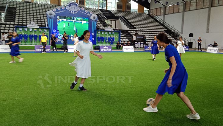 Nana Mirdad bermain futsal di acara Downy Copyright: © Shintya Anya Maharani/INDOSPORT