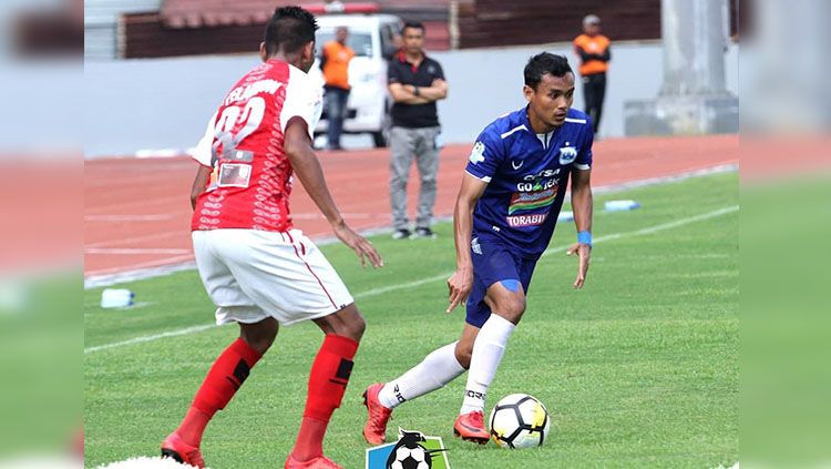 Pemain PSIS mengontrol bola dari pemain Persipura Copyright: © PSIS Semarang
