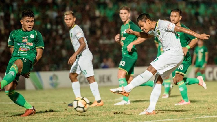 Pemain Persebaya tentgah mengeksekusi bola. Copyright: © Persebaya Surabaya