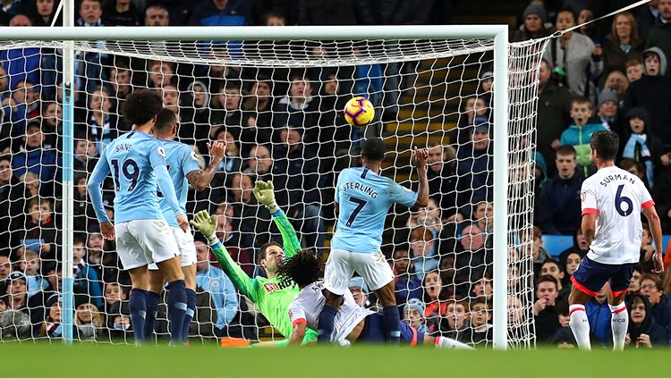 Proses terjadinya gol Raheem Sterling Copyright: © Getty Images