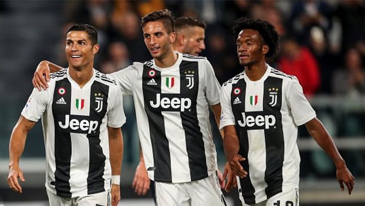 Skuat Juventus merayakan gol yang dicetak Ronaldo ke gawang Fiorentina.  Copyright: © Getty Images