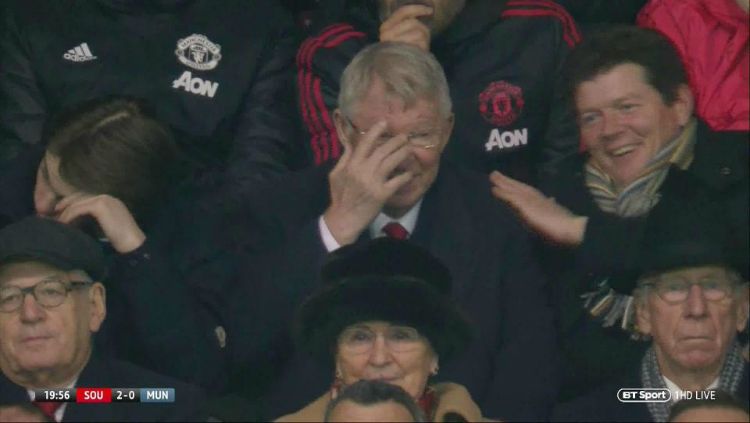 Sir Alex Ferguson tertawa saat melihat Manchester United kebobolan. Copyright: © The Sun