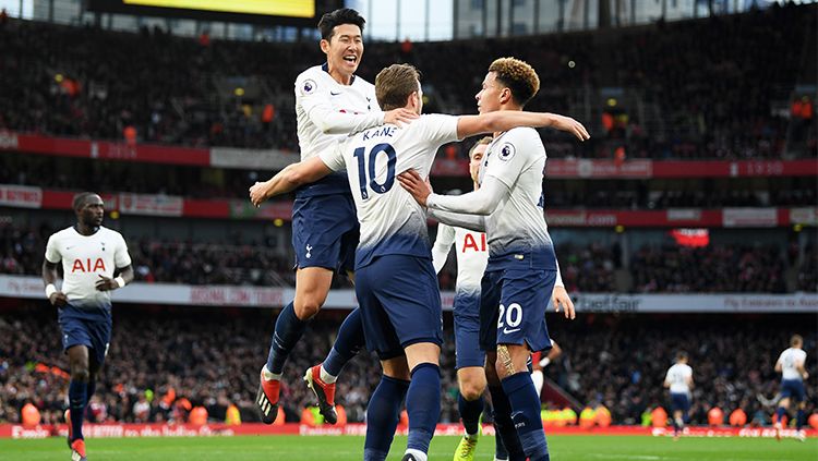 Harry Kane merayakan golnya ke gawang Arsenal bersama para pemain Tottenham Hotspur Copyright: © Getty Images