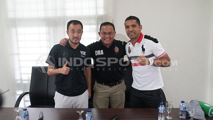Presiden Sriwijaya FC, Dodi Reza Alex (tengah) menepati janjinya untuk menguyur bonus pada Yu Hyun Koo dan kawan-kawan usai taklukkan Mitra Kukar. Copyright: © INDOSPORT/Muhammad Effendi