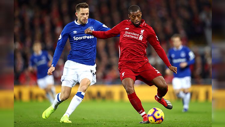 Perebutan bola di lini pertandingan Copyright: © Getty Images