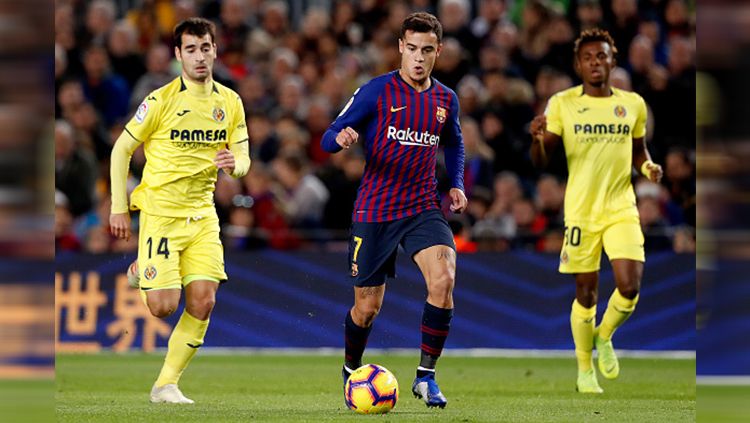 Coutinho (kiri) tengah membawa bola Copyright: © Getty Images