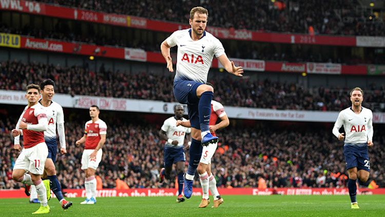 Selebrasi striker Tottenham Hotspur, Harry Kane usai mencetak gol ke gawang Arsenal. Copyright: © Getty Images
