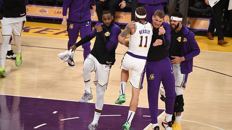 Selebrasi para pemain LA Lakers saat berhasil kalahkan Phoenix Suns. Copyright: &copy; INDOSPORT