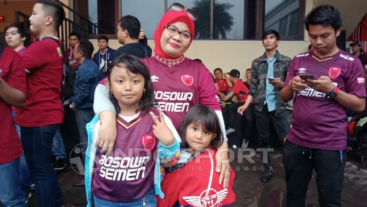 Diantar oleh sang Ibu, Nuraini, dua pendukung PSM cilik, Sasha (8) dan Alesha (8) mendukung langsung PSM Makassar. Copyright: © Shintya Maharani/INDOSPORT