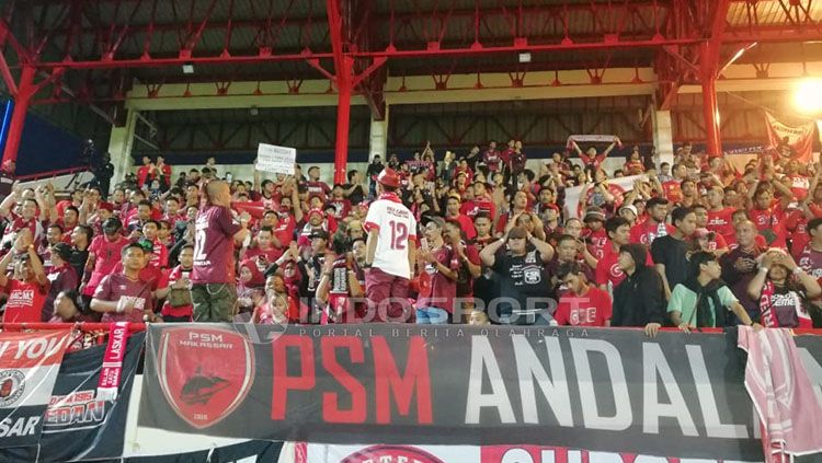Suporter PSM Makassar memadati stadion. Copyright: © Abdul Aziz/INDOSPORT
