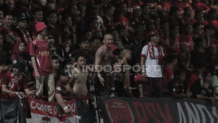 Suporter PSM Makassar yang memadati tribun mendukung klub kesayangannya. Copyright: © Abdul Aziz/INDOSPORT