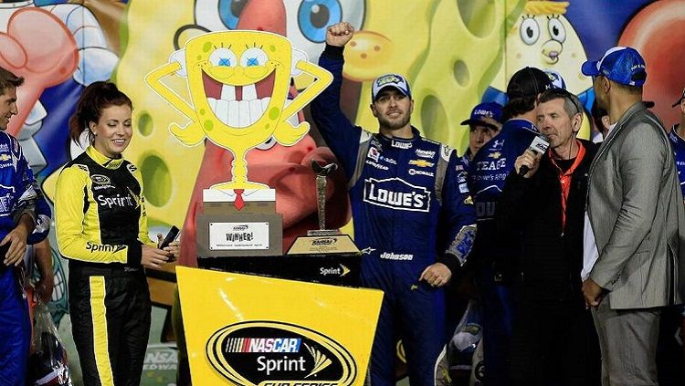 Trofi SpongeBob SquarePants 400 dengan karakter SpongeBob di Nickelodeon Copyright: &copy; Hypebeast