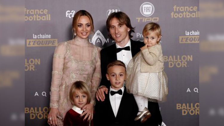 Luka Modric bersama keluarganya saat di red carpet Ballon d'Or. Copyright: © As.com