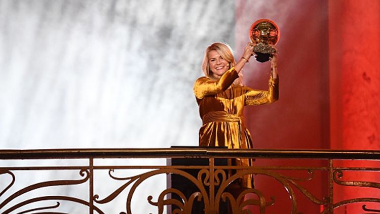 Pesepak bola wanita asal Norwegia, Ada Hegerberg menerima piala FIFA Women's Ballon d'Or. Copyright: © Getty Images