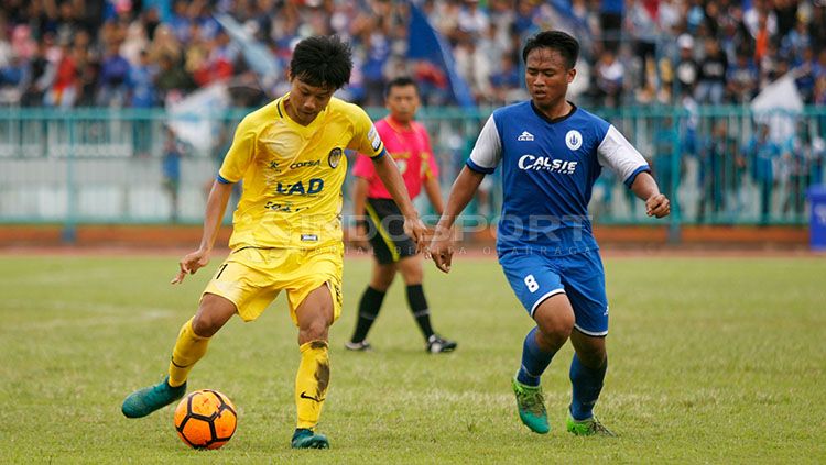 PSCS Cilacap (biru) saat melawan PSIM Yogyakarta Copyright: &copy; Ronald Seger Prabowo/INDOSPORT
