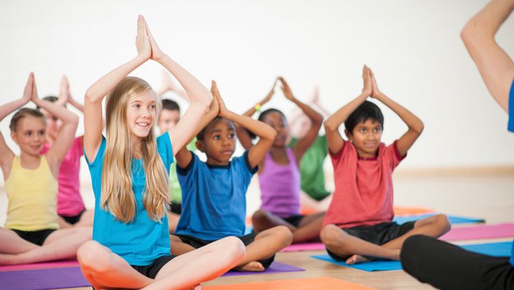 Gerakan anak kecil saat sedang yoga. Copyright: © Kiddos Magazine