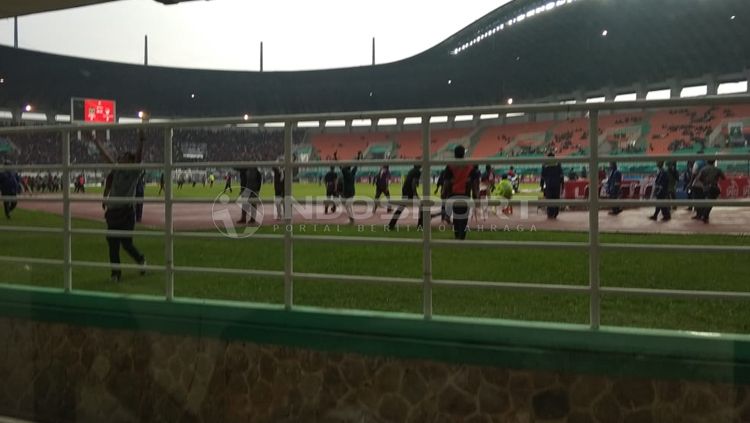 Suporter Persita rusuh merangsek ke dalam stadion Copyright: &copy; Zainal Hasan/INDOSPORT