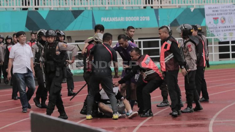 Salah satu Viola diamankan petugas Copyright: © Zainal Hasan/INDOSPORT