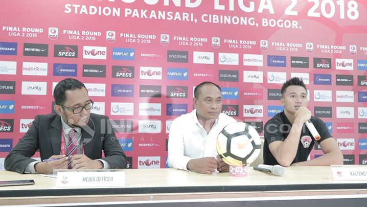 Press Conference pelatih Kalteng Putra, Kas Hartadi (tengah) & Dendi Agustan (kanan) usai membawa timnya promosi ke Liga 1 2019 Copyright: © Abdul Aziz/INDOSPORT