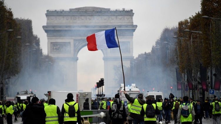 Kerusuhan di Kota Paris menyebabkan PSG harus menunda laga kandang melawan Montpellier akhir pekan. Copyright: © RT.com