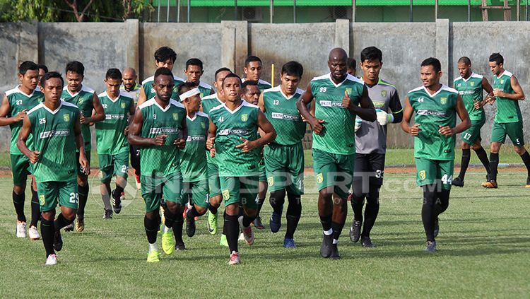 Pemain Persebaya pemanasan sebelum latihan berlangsung. Copyright: © Fitra Herdian/INDOSPORT