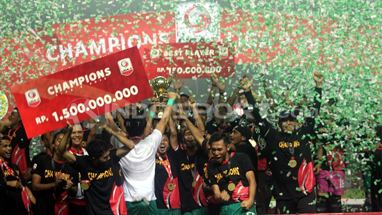 Penyerahan piala kepada juara Liga 2, PSS Sleman Copyright: © Ronald Seger Prabowo/INDOSPORT