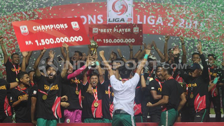 Penyerahan piala kepada juara Liga 2, PSS Sleman Copyright: © Ronald Seger Prabowo/INDOSPORT