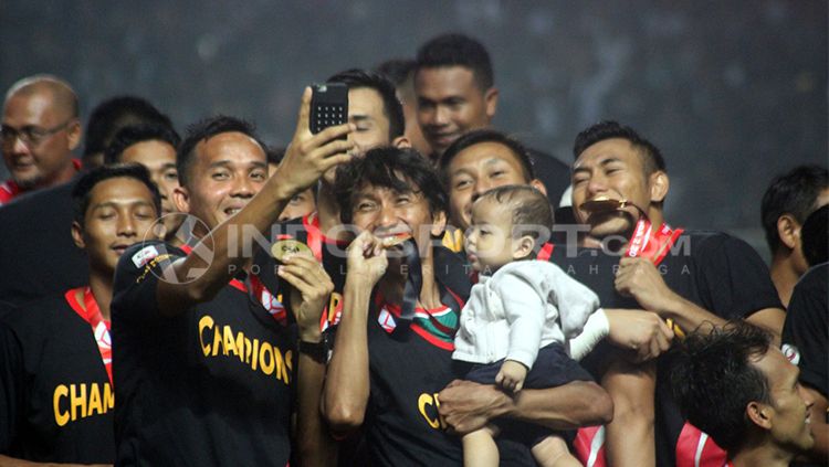 Penyerahan piala kepada juara Liga 2, PSS Sleman Copyright: © Ronald Seger Prabowo/INDOSPORT