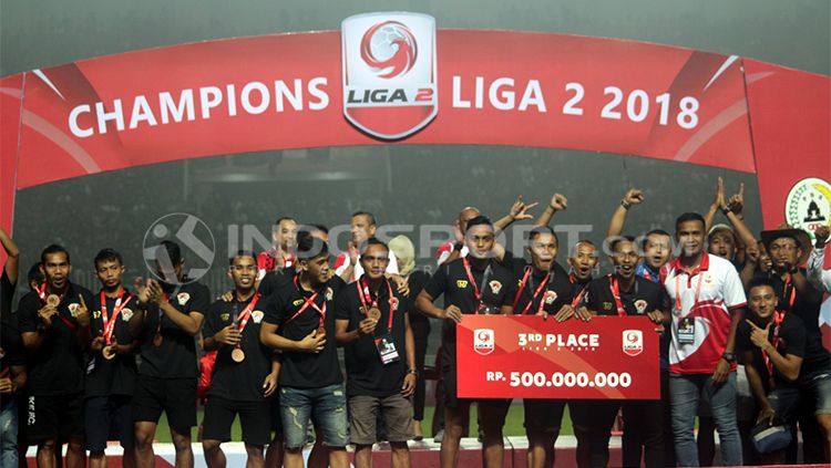 Penyerahan hadiah kepada tempat ketiga Liga 2, Kalteng Putra Copyright: © Ronald Seger Prabowo/INDOSPORT