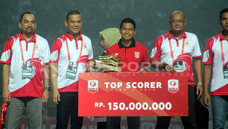 Indra Setiawan saat menerima penghargaan sebagai top skor Liga 2 2018. Pemain yang kini membela Persiba Balikpapan ini tak bisa bebas berlatih selama pulang ke Sidoarjo, Jawa Timur lantaran PSBB. Copyright: © Ronald Seger Prabowo/INDOSPORT