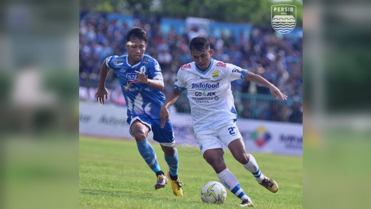 Pemain PSCS dan Persib berebut bola. Copyright: © persib