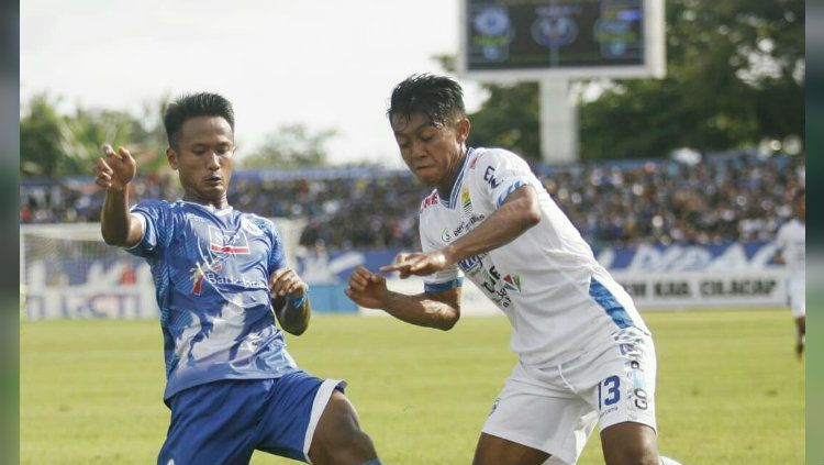 Aksi Febri Haryadi di laga PSCS Cilacap vs Persib Bandung Copyright: © twitter.com/PSCS_Cilacap