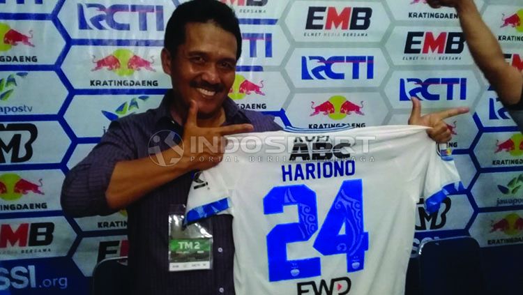 Jaya Hartono mengumpulkan jersey dari beberapa pemain Persib Bandung. Copyright: © Ronald Seger/Indosport