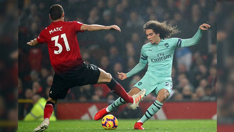Matteo Guendouzi mencoba mengoper bola saat ditahan Nemanja Matic di laga lanjutan Liga Primer Inggris antara Manchester United vs Arsenal. Copyright: © Getty Images