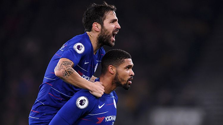 Ruben Loftus-Cheek berselebrasi bersama Fabregas setelah mencetak gol pertama ke gawang Wolves di laga lanjutan Liga Primer Inggris antara Wolverhampton vs Chelsea. Copyright: © Getty Images