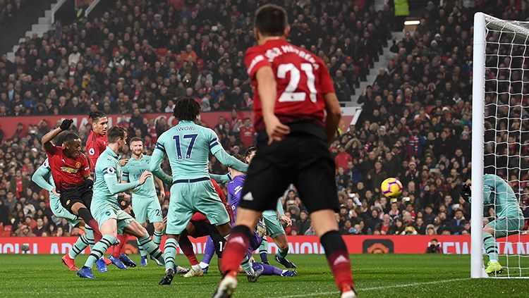 Anthony Martial saat membobol gawang Arsenal. Copyright: © Getty Images