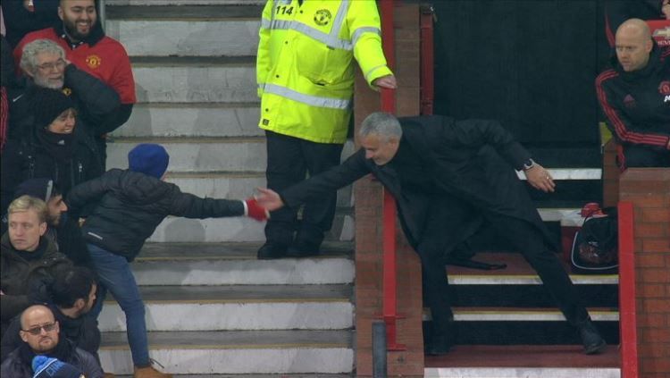 Aksi Jose Mourinho ketika menyapa seorang bocah suporter Manchester United. Copyright: © Sky Sports