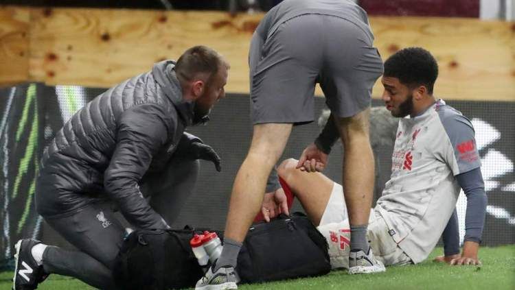 Pemain Liverpool, Joe Gomez mengalami cedera dalam pertandingan melawan Burnley Kamis (06/12/18). Copyright: &copy; Evening Standart