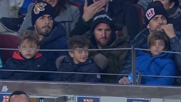 Lionel Messi, Luis Suarez dan Gerard Pique duduk di tribun ketika Barcelona membantai Cultural Leonesa Copyright: © Marca