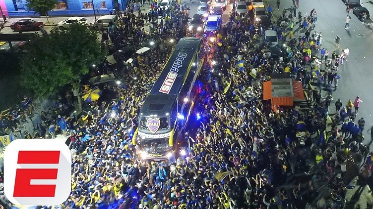 Ribuan penggemar Boca Junior mengiringi bus tim yang akan menuju bandara sebelum terbang ke Spanyol Copyright: © ESPN