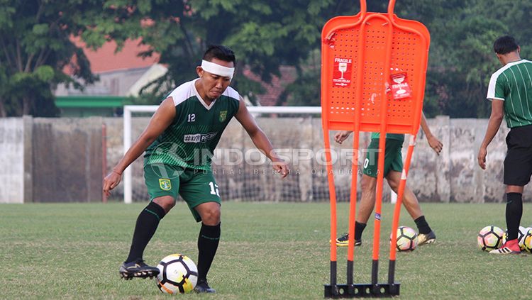 Kepala Rendi Irwan masih dibalut perban saat latihan di lapangan Jenggolo. Copyright: © Fitra Herdian/INDOSPORT