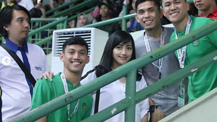 Celni Pita Sari potret bersama tim Futsal. Copyright: © Celni Pita Sari