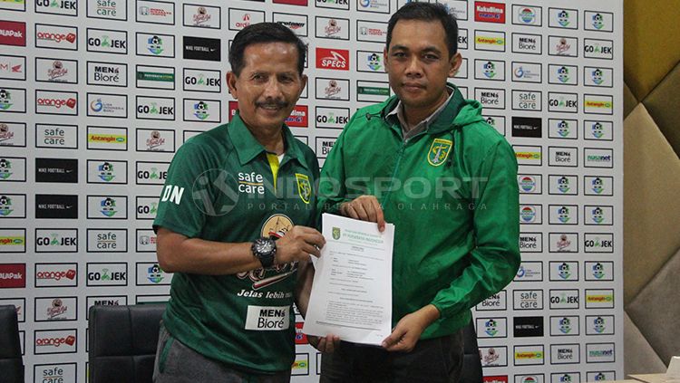 Tanda tangan kontrak Djanur di saksikan manajer Persebaya Candra Wahyudi. Copyright: © Fitra Herdian/INDOSPORT