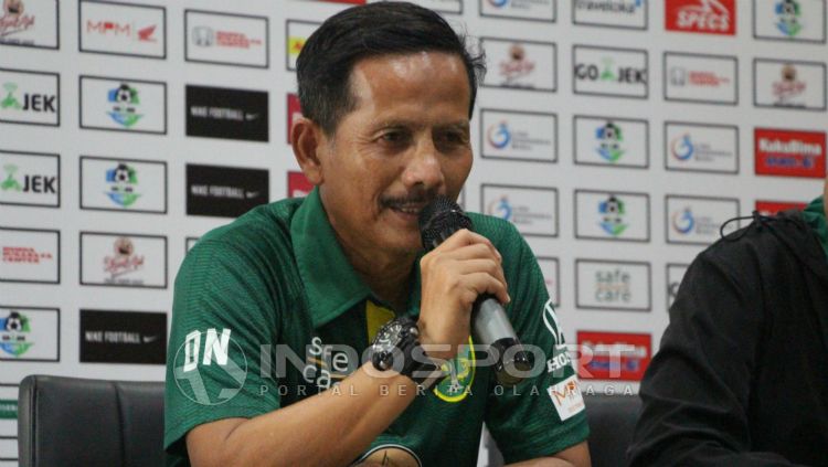 Djajang Nurdjaman saat konferensi pers jelang laga  Persebaya vs PSIS, Jumat (07/12/18). Copyright: © Fitra Herdian Ariestianto/INDOSPORT