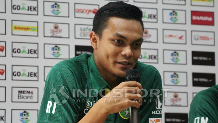 Rachmat Irianto dalam konferensi pers jelang laga Persebaya vs PSIS Semarang. Copyright: © Fitra Herdian Ariestianto/INDOSPORT