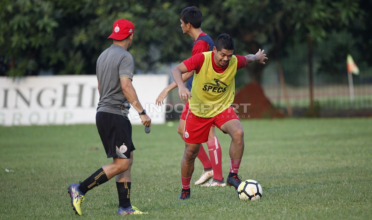 Aksi ceria Bambang Pamungkas di dalam latihan Persija Jakarta. Copyright: © Herry Ibrahim/INDOSPORT