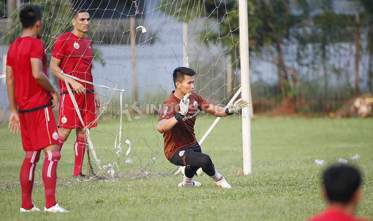 Aksi kiper Shahar Ginanjar menghalau tendangan penalti. Copyright: © Herry Ibrahim/INDOSPORT